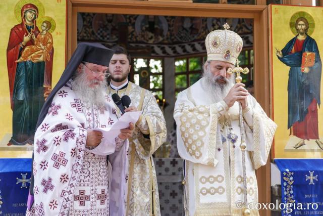 Trei ierarhi au așezat piatra de temelie pentru noua biserică a Mănăstirii Sihla