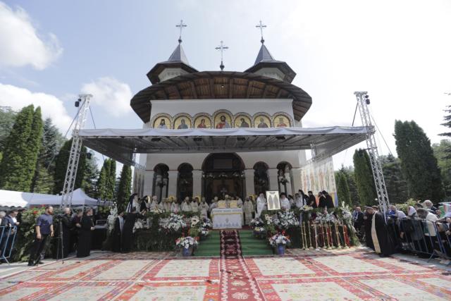 20.000 de oameni s-au rugat Cuvioșilor Paisie și Cleopa, la Proclamarea locală a sfinților Sihăstriei: „Iubirea lui Dumnezeu le-a inundat întreaga fiinţă!”