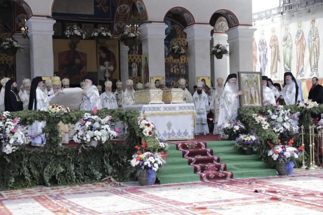20.000 de oameni s-au rugat Cuvioșilor Paisie și Cleopa, la Proclamarea locală a sfinților Sihăstriei: „Iubirea lui Dumnezeu le-a inundat întreaga fiinţă!”