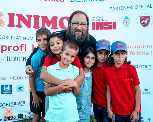 Părintele Dan Damaschin înconjurat de copii