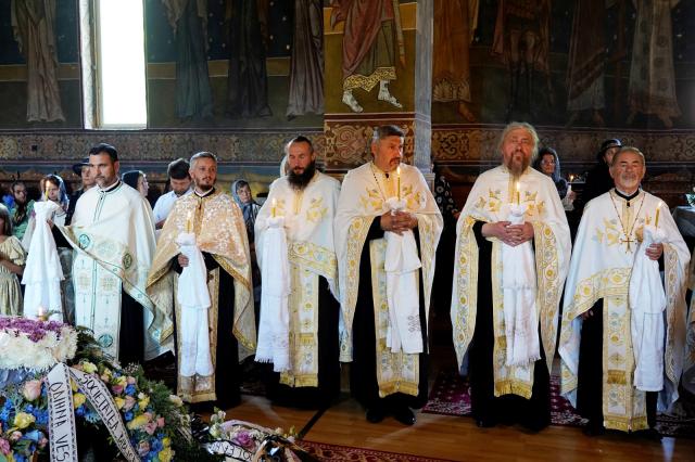 Părintele profesor Ioan Caraza a fost înhumat la Farcașa