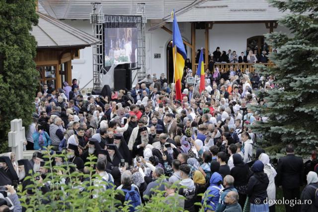 20.000 de oameni s-au rugat Cuvioșilor Paisie și Cleopa, la Proclamarea locală a sfinților Sihăstriei: „Iubirea lui Dumnezeu le-a inundat întreaga fiinţă!”