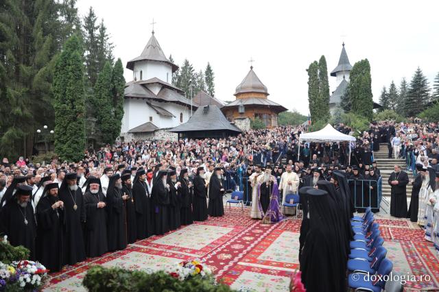 Soborul de ierarhi care oficiază Sfânta Liturghie la Mănăstirea Sihăstria cu ocazia proclamării locale a canonizării Sfinților Cuvioși Cleopa și Paisie de la Sihăstria