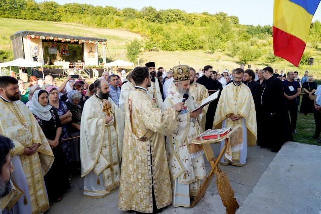 Dintr-o sală de clasă la un lăcaș de rugăciune: Biserica din Curagău a fost târnosită de Mitropolitul Moldovei și Bucovinei