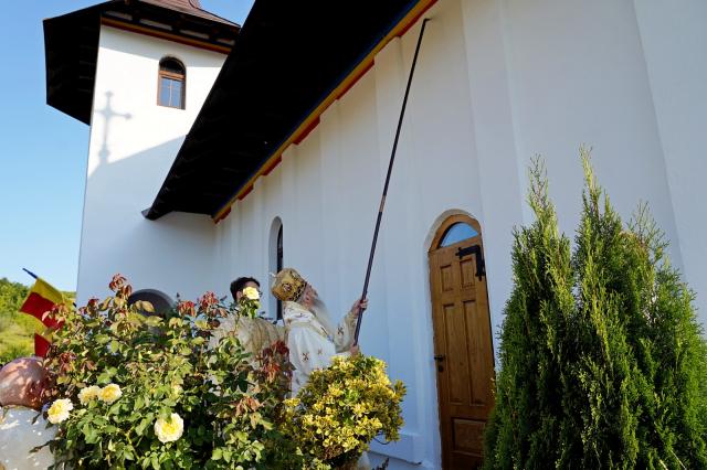 Dintr-o sală de clasă la un lăcaș de rugăciune: Biserica din Curagău a fost târnosită de Mitropolitul Moldovei și Bucovinei