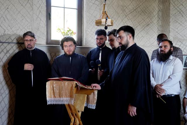 Dintr-o sală de clasă la un lăcaș de rugăciune: Biserica din Curagău a fost târnosită de Mitropolitul Moldovei și Bucovinei