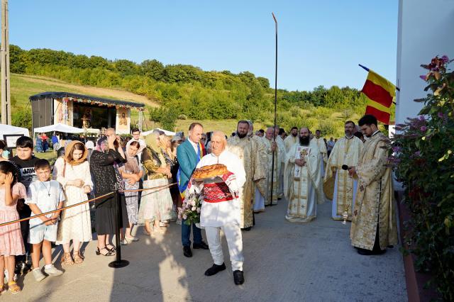 Dintr-o sală de clasă la un lăcaș de rugăciune: Biserica din Curagău a fost târnosită de Mitropolitul Moldovei și Bucovinei