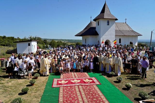 Dintr-o sală de clasă la un lăcaș de rugăciune: Biserica din Curagău a fost târnosită de Mitropolitul Moldovei și Bucovinei