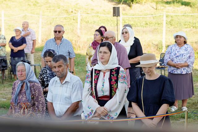 Dintr-o sală de clasă la un lăcaș de rugăciune: Biserica din Curagău a fost târnosită de Mitropolitul Moldovei și Bucovinei