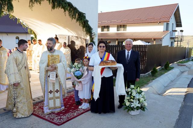 Binecuvântare pentru credincioșii din Urșița: Biserica „Duminica Tuturor Sfinților” a primit haină luminoasă