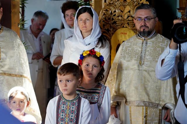 Binecuvântare pentru credincioșii din Urșița: Biserica „Duminica Tuturor Sfinților” a primit haină luminoasă