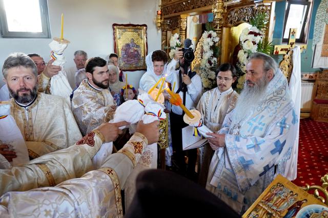 Binecuvântare pentru credincioșii din Urșița: Biserica „Duminica Tuturor Sfinților” a primit haină luminoasă