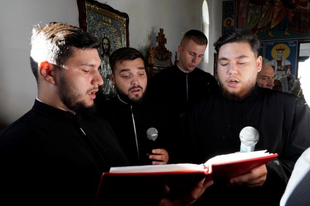 Binecuvântare pentru credincioșii din Urșița: Biserica „Duminica Tuturor Sfinților” a primit haină luminoasă