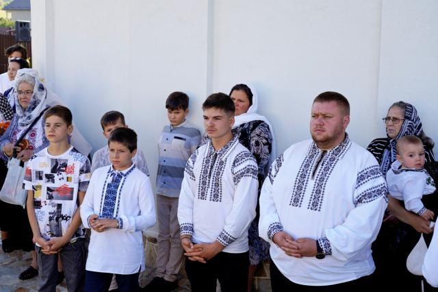 Binecuvântare pentru credincioșii din Urșița: Biserica „Duminica Tuturor Sfinților” a primit haină luminoasă