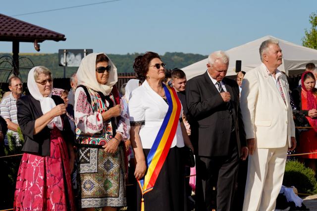 Binecuvântare pentru credincioșii din Urșița: Biserica „Duminica Tuturor Sfinților” a primit haină luminoasă