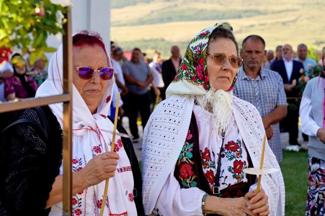 Binecuvântare pentru credincioșii din Urșița: Biserica „Duminica Tuturor Sfinților” a primit haină luminoasă