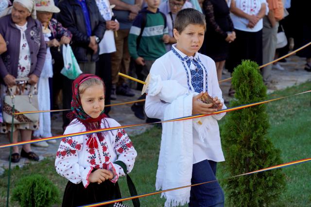 Binecuvântare pentru credincioșii din Urșița: Biserica „Duminica Tuturor Sfinților” a primit haină luminoasă