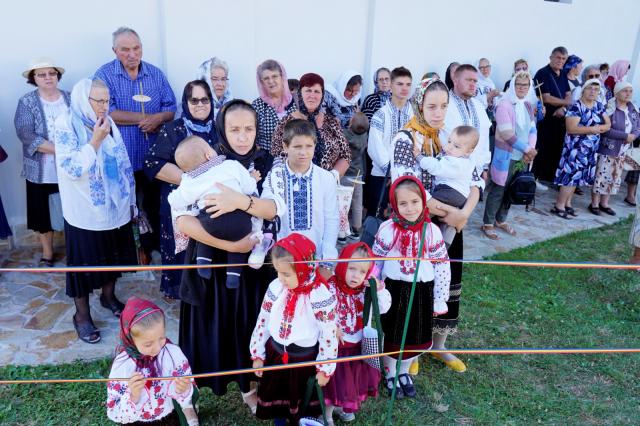 Binecuvântare pentru credincioșii din Urșița: Biserica „Duminica Tuturor Sfinților” a primit haină luminoasă