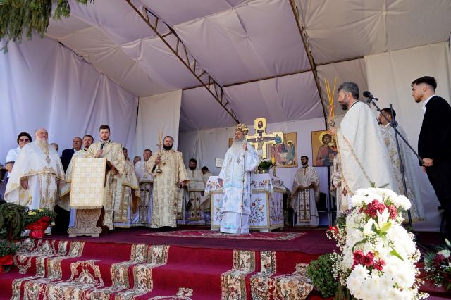 Binecuvântare pentru credincioșii din Urșița: Biserica „Duminica Tuturor Sfinților” a primit haină luminoasă