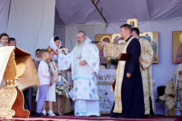 Binecuvântare pentru credincioșii din Urșița: Biserica „Duminica Tuturor Sfinților” a primit haină luminoasă