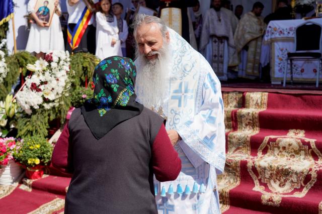 Binecuvântare pentru credincioșii din Urșița: Biserica „Duminica Tuturor Sfinților” a primit haină luminoasă