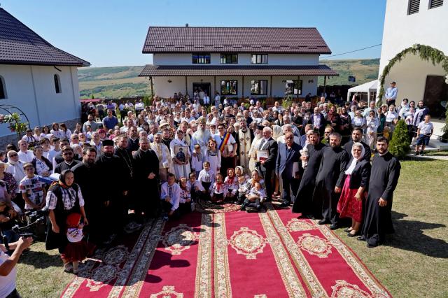 Binecuvântare pentru credincioșii din Urșița: Biserica „Duminica Tuturor Sfinților” a primit haină luminoasă