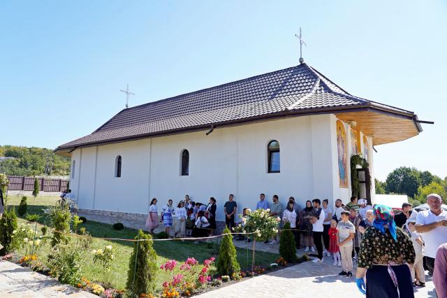 Binecuvântare pentru credincioșii din Urșița: Biserica „Duminica Tuturor Sfinților” a primit haină luminoasă