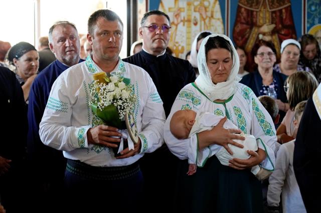 Binecuvântare pentru credincioșii din Urșița: Biserica „Duminica Tuturor Sfinților” a primit haină luminoasă