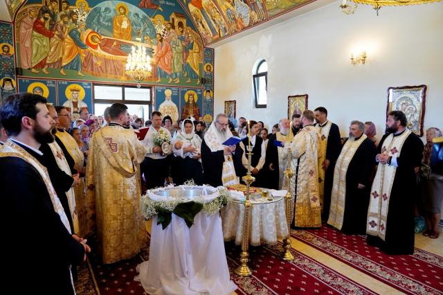 Binecuvântare pentru credincioșii din Urșița: Biserica „Duminica Tuturor Sfinților” a primit haină luminoasă
