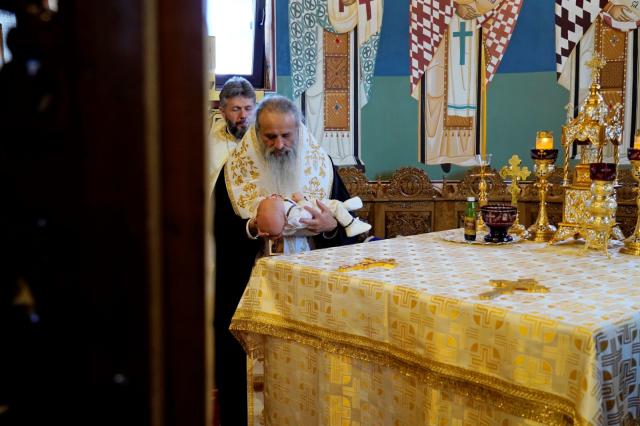 Binecuvântare pentru credincioșii din Urșița: Biserica „Duminica Tuturor Sfinților” a primit haină luminoasă