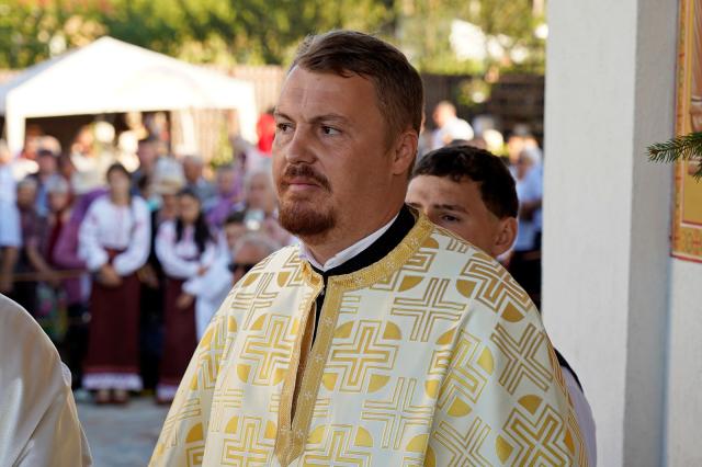 Binecuvântare pentru credincioșii din Urșița: Biserica „Duminica Tuturor Sfinților” a primit haină luminoasă