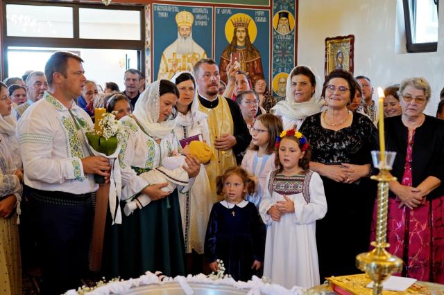 Binecuvântare pentru credincioșii din Urșița: Biserica „Duminica Tuturor Sfinților” a primit haină luminoasă