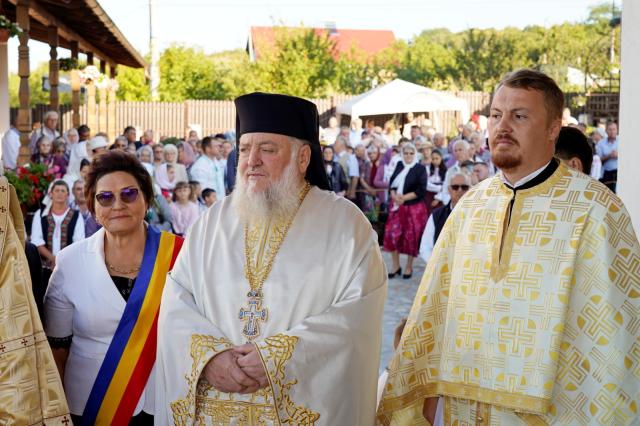 Binecuvântare pentru credincioșii din Urșița: Biserica „Duminica Tuturor Sfinților” a primit haină luminoasă