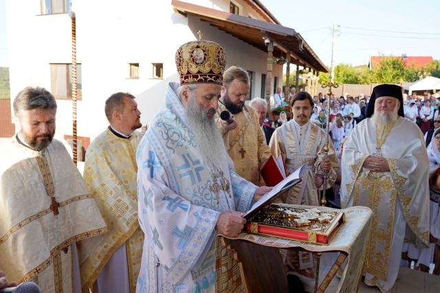 Binecuvântare pentru credincioșii din Urșița: Biserica „Duminica Tuturor Sfinților” a primit haină luminoasă