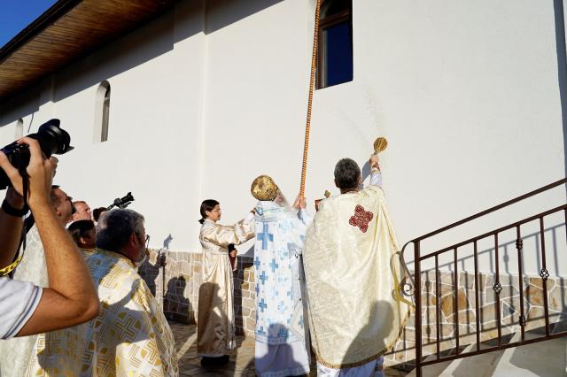 Binecuvântare pentru credincioșii din Urșița: Biserica „Duminica Tuturor Sfinților” a primit haină luminoasă