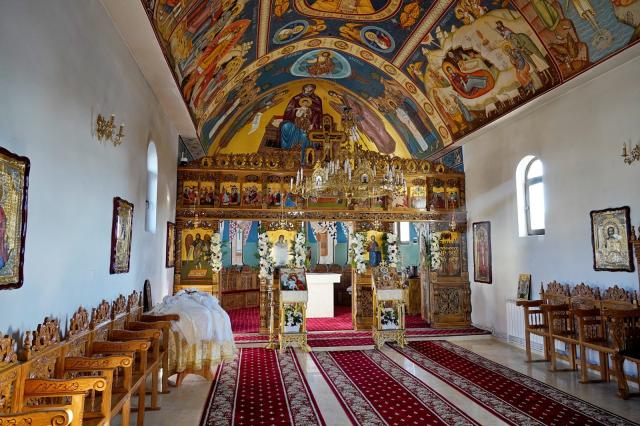 Binecuvântare pentru credincioșii din Urșița: Biserica „Duminica Tuturor Sfinților” a primit haină luminoasă