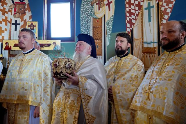 Binecuvântare pentru credincioșii din Urșița: Biserica „Duminica Tuturor Sfinților” a primit haină luminoasă