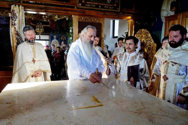 Binecuvântare pentru credincioșii din Urșița: Biserica „Duminica Tuturor Sfinților” a primit haină luminoasă