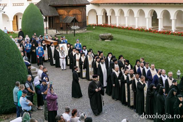 Procesiunea așezării spre închinare a moaștelor Sfântului Cuvios Serafim cel Răbdător de la Sâmbăta de Sus