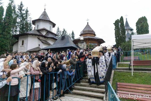 20.000 de oameni s-au rugat Cuvioșilor Paisie și Cleopa, la Proclamarea locală a sfinților Sihăstriei: „Iubirea lui Dumnezeu le-a inundat întreaga fiinţă!”