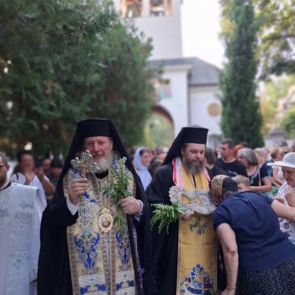 Procesiunea „Drumul Crucii” de la Mănăstirea Hodoș-Bodrog, mărturie vie de credință în sărbătoarea Adormirii Maicii Domnului