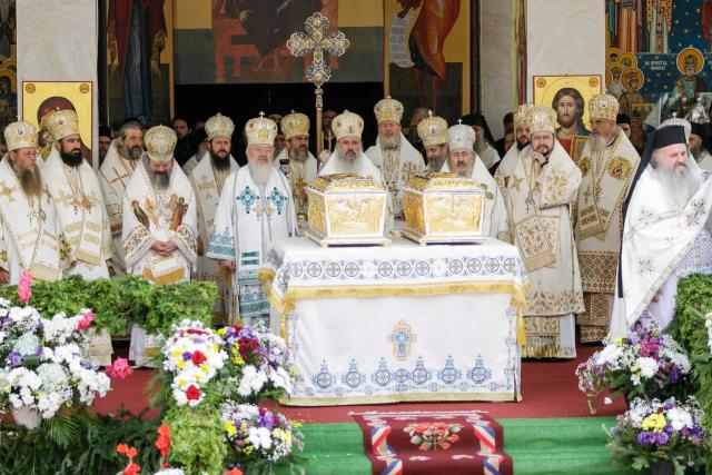 Mii de pelerini, acasă la sfinții Sihăstriei: Astăzi a avut loc Proclamarea locală a canonizării Cuvioșilor Paisie și Cleopa