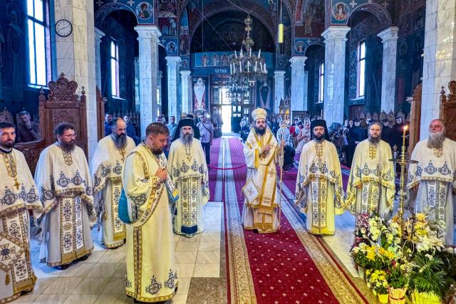 Rugăciune și binecuvântare arhierească la Sihăstria și Văratec: PS Teofil Trotușanul a slujit de praznicul Martirilor Brâncoveni și al Sfântului Gheorghe Pelerinul