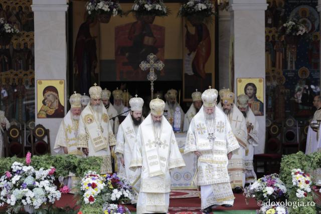 Soborul de ierarhi care oficiază Sfânta Liturghie la Mănăstirea Sihăstria cu ocazia proclamării locale a canonizării Sfinților Cuvioși Cleopa și Paisie de la Sihăstria