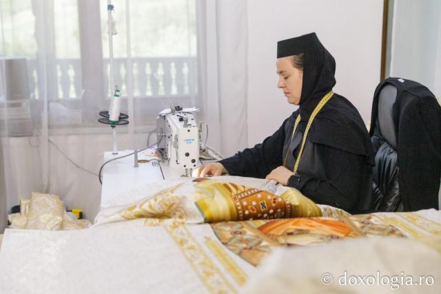 Sfântul Serafim cel Răbdător, înveșmântat pentru canonizare de maicile de la Mănăstirea Copou