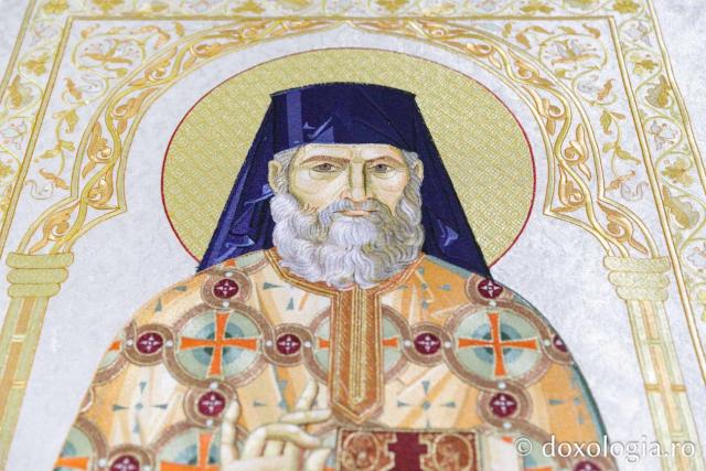 Sfântul Serafim cel Răbdător, înveșmântat pentru canonizare de maicile de la Mănăstirea Copou