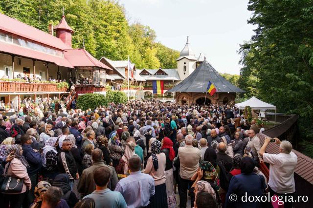 Sfințire de Altar de vară și hram la Mănăstirea „Înălțarea Sfintei Cruci” din Poiana – Brusturi