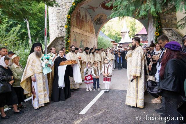Sfințire de Altar de vară și hram la Mănăstirea „Înălțarea Sfintei Cruci” din Poiana – Brusturi