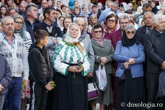 Sfințire de Altar de vară și hram la Mănăstirea „Înălțarea Sfintei Cruci” din Poiana – Brusturi