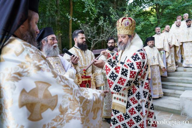 Sfințire de Altar de vară și hram la Mănăstirea „Înălțarea Sfintei Cruci” din Poiana – Brusturi